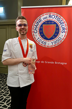 Young_Chef_of_the_Year_2023_Maciej_Pisarek_with_his_additional_Macadamia_Chef_Award.jpg
