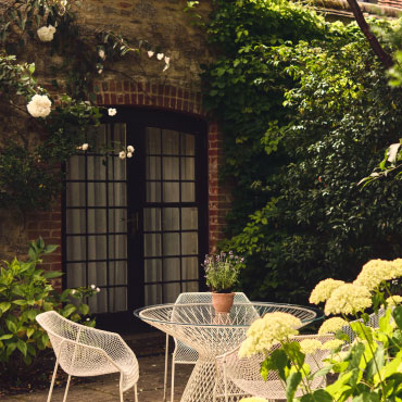 Le Manoir outdoor eating area